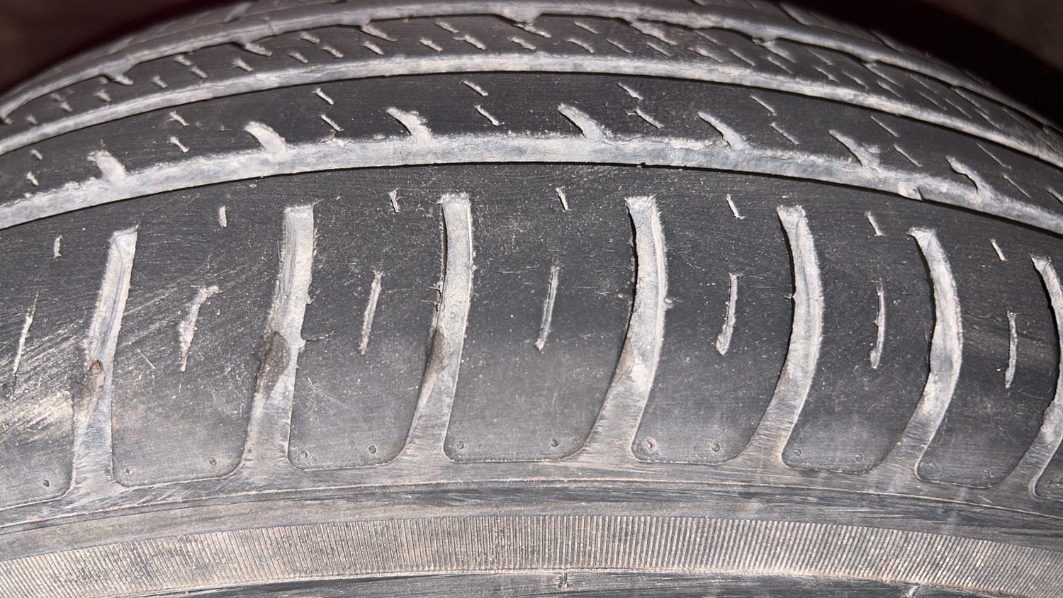 Used 2019 Maruti Suzuki Swift VXi AMT Petrol Automatic tyres LEFT FRONT TYRE TREAD VIEW
