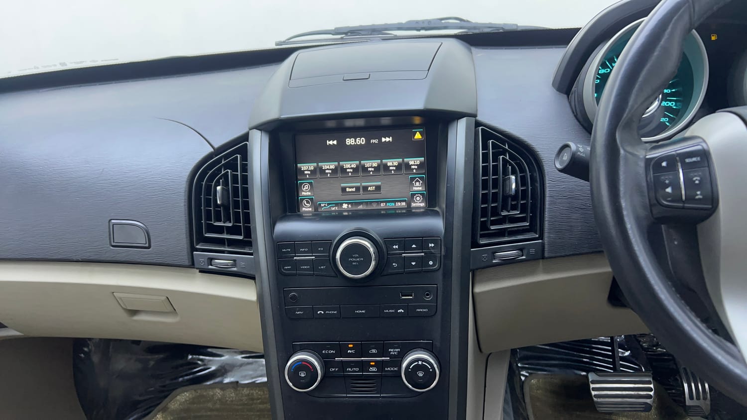 Used 2016 Mahindra XUV500 W10 AT Diesel Automatic interior MUSIC SYSTEM & AC CONTROL VIEW