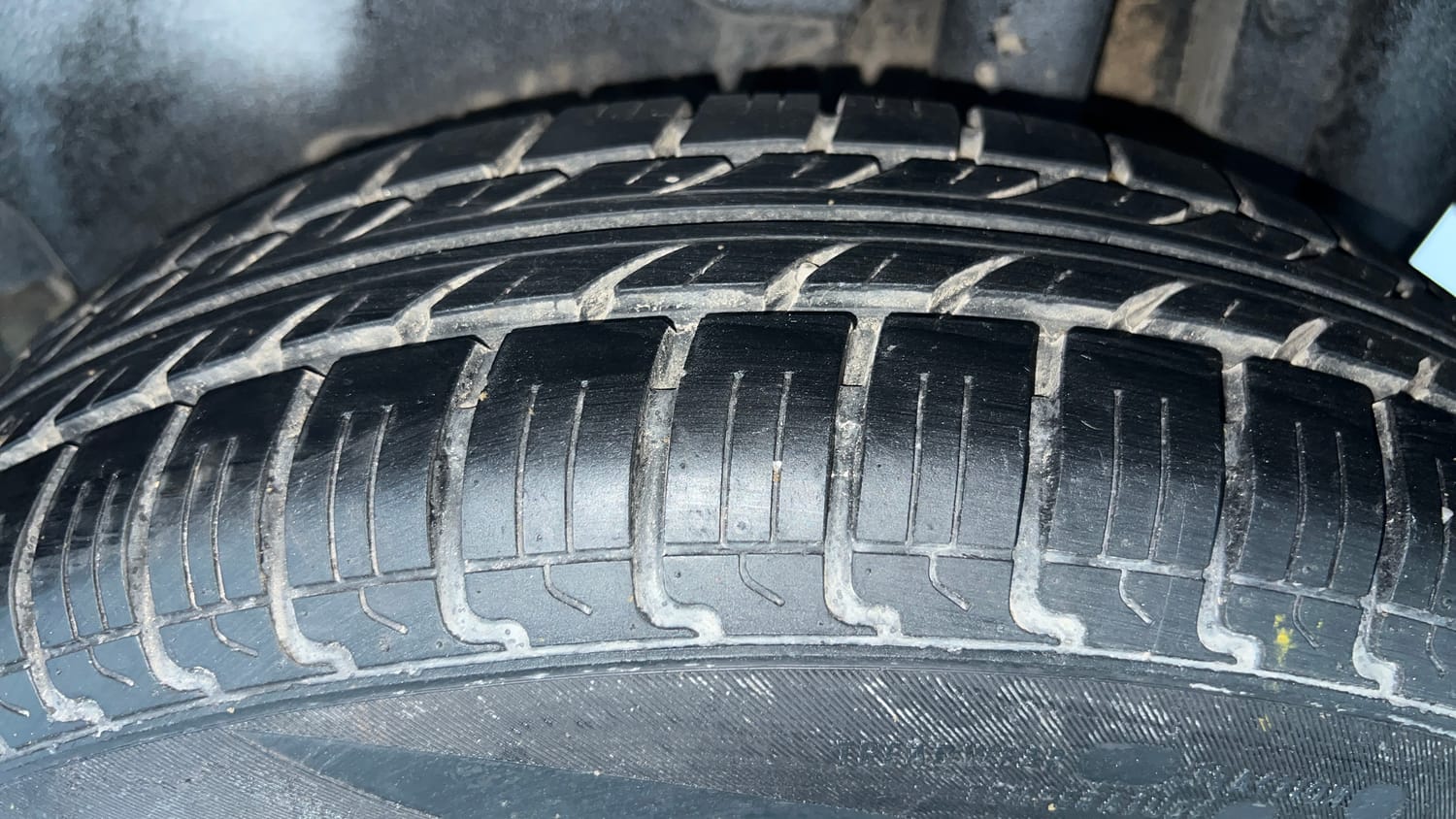 Used 2015 Maruti Suzuki Swift Lxi (O) Petrol Manual tyres LEFT REAR TYRE TREAD VIEW