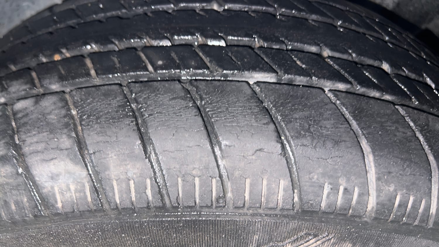 Used 2017 Maruti Suzuki Ertiga VXI AT Petrol Automatic tyres LEFT REAR TYRE TREAD VIEW