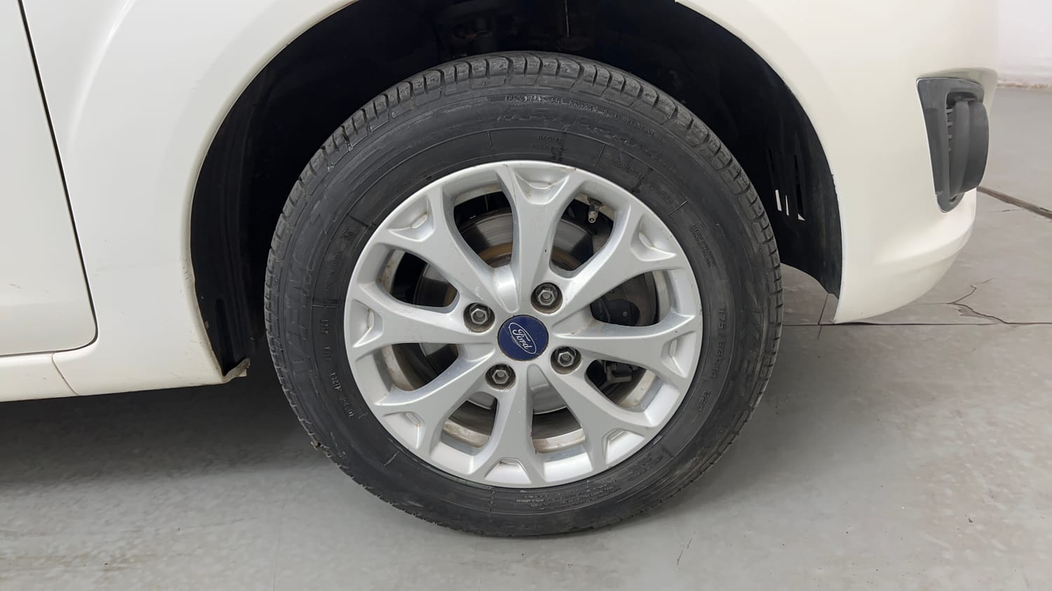 Used 2013 Ford Figo Duratec Petrol Titanium 1.2 Petrol Manual tyres RIGHT FRONT TYRE RIM VIEW