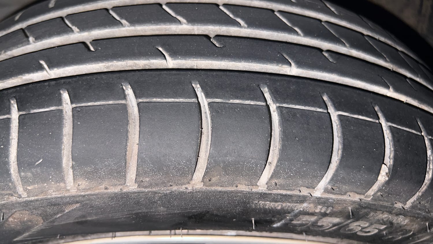 Used 2016 Maruti Suzuki Wagon R 1.0 VXI AMT Petrol Automatic tyres LEFT FRONT TYRE TREAD VIEW
