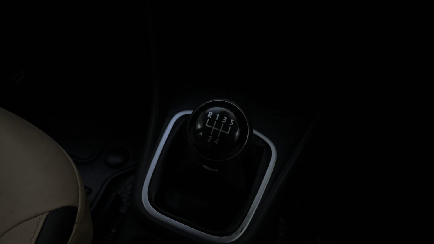 Used 2016 Volkswagen Ameo Highline1.2L (P) Petrol Manual interior GEAR  KNOB VIEW