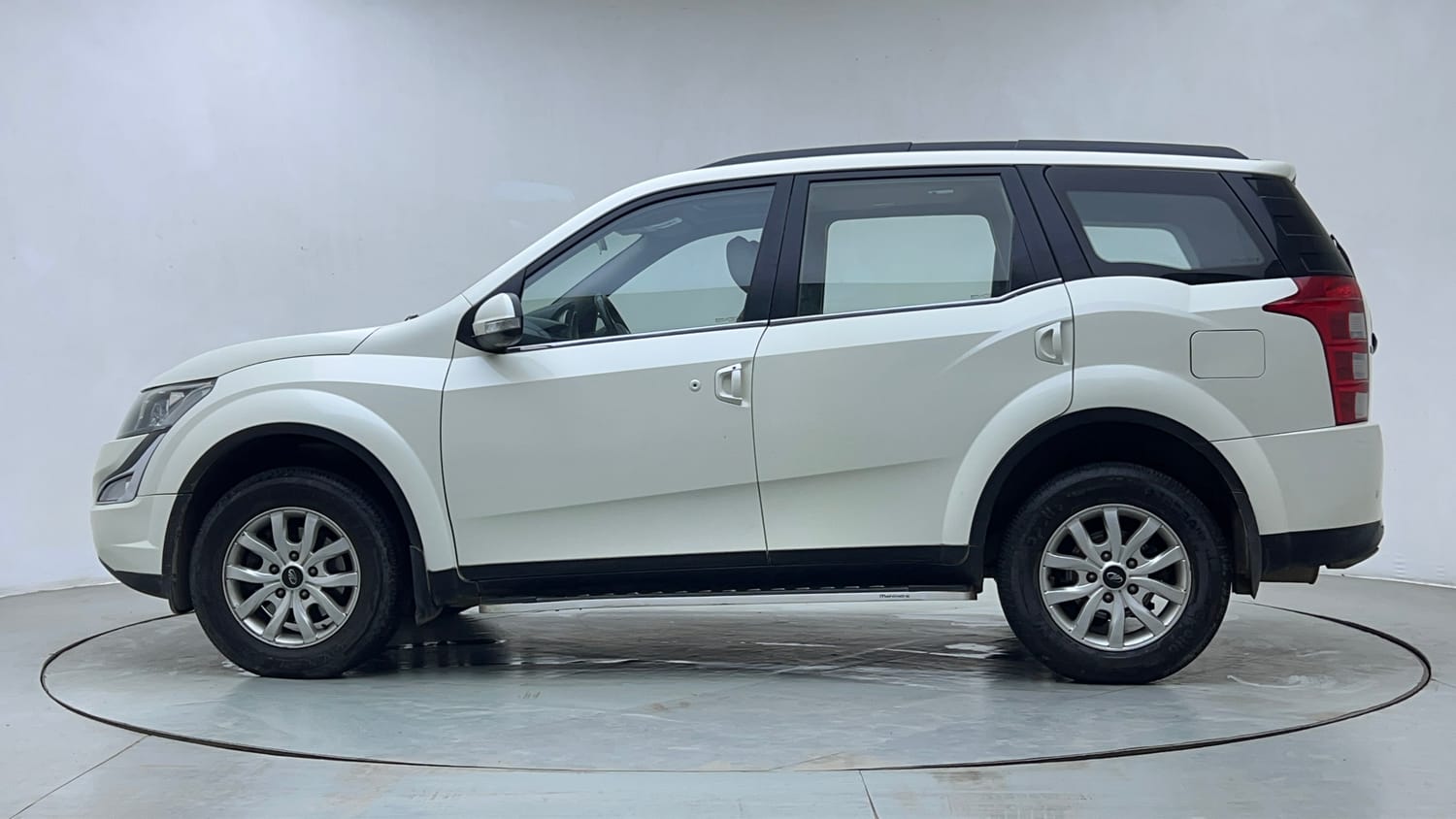 Used 2016 Mahindra XUV500 W10 AT Diesel Automatic exterior LEFT SIDE VIEW