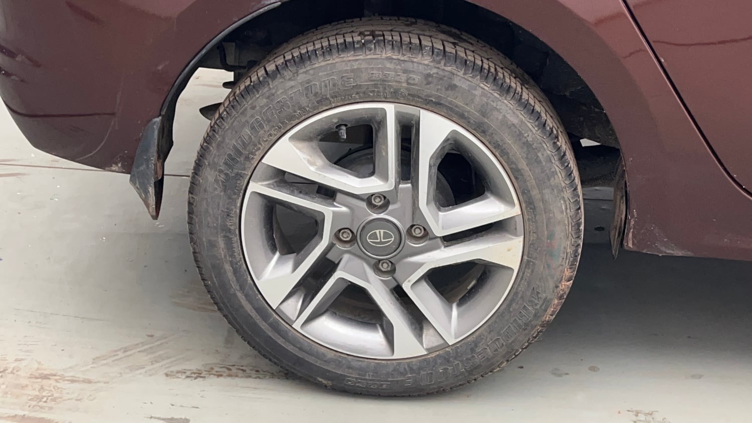 Used 2023 Tata Tigor XZA Plus Leatherette Pack Petrol Automatic tyres RIGHT REAR TYRE RIM VIEW