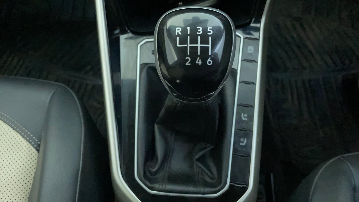 Used 2023 Volkswagen Virtus Topline 1.0 TSI MT Petrol Manual interior GEAR  KNOB VIEW