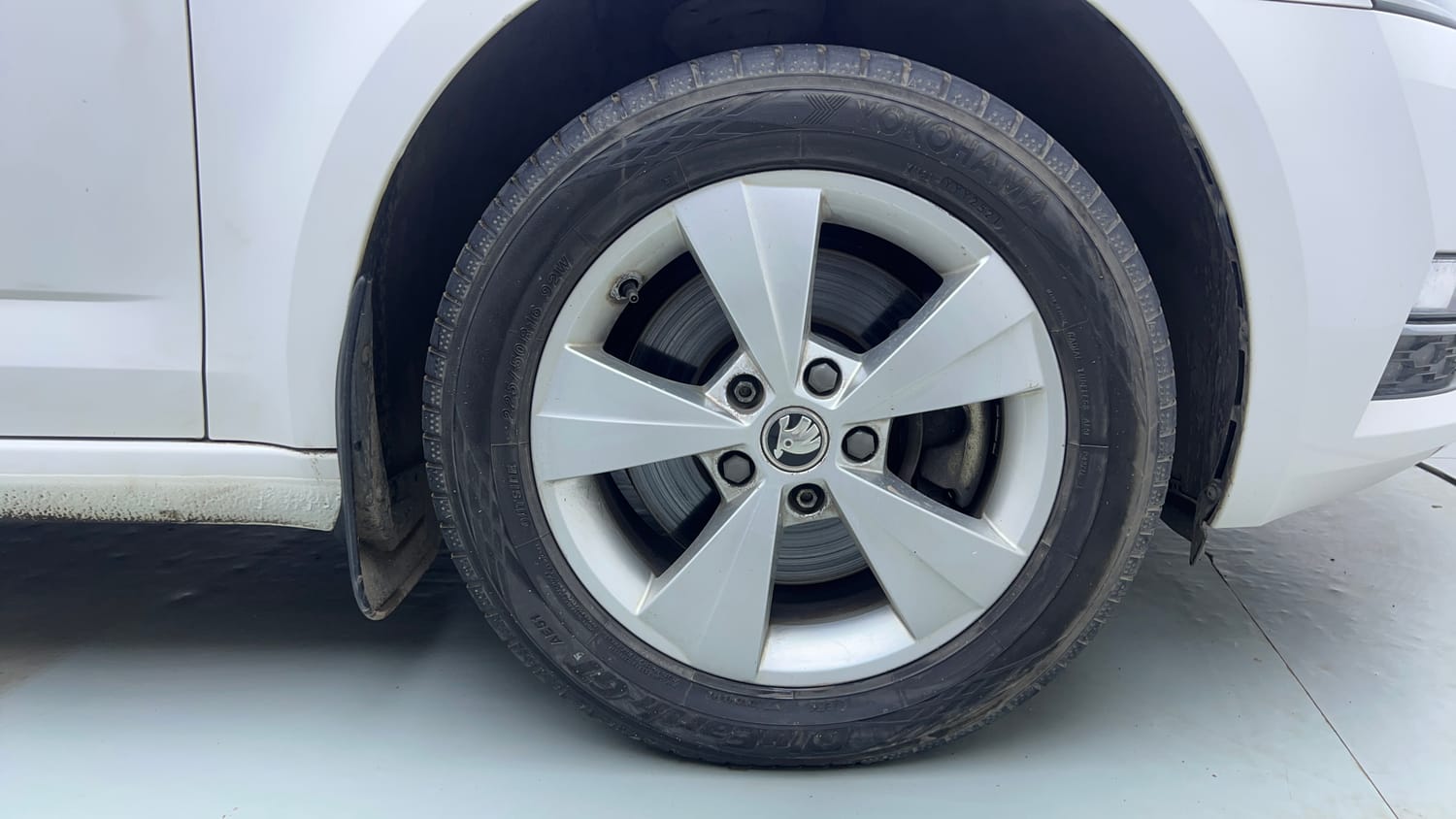 Used 2019 Skoda Octavia 1.8 TSI Style AT Petrol Automatic tyres RIGHT FRONT TYRE RIM VIEW