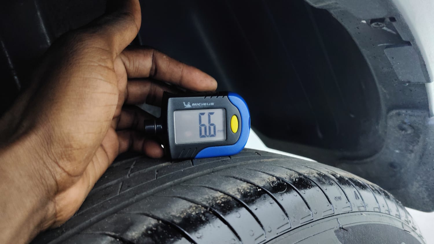 Used 2025 Hyundai Exter SX (O) Connect 1.2 AMT Knight Edition Petrol Automatic tyres LEFT REAR TYRE TREAD VIEW