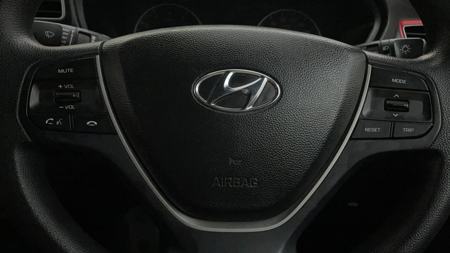 Used 2019 Hyundai Elite i20 Sportz Plus 1.2 Dual Tone Petrol Manual top_features Airbags