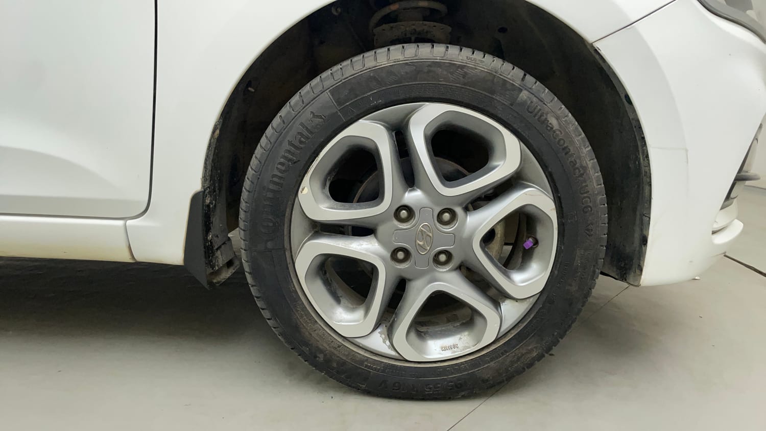 Used 2019 Hyundai Elite i20 Sportz Plus 1.2 Dual Tone Petrol Manual tyres RIGHT FRONT TYRE RIM VIEW