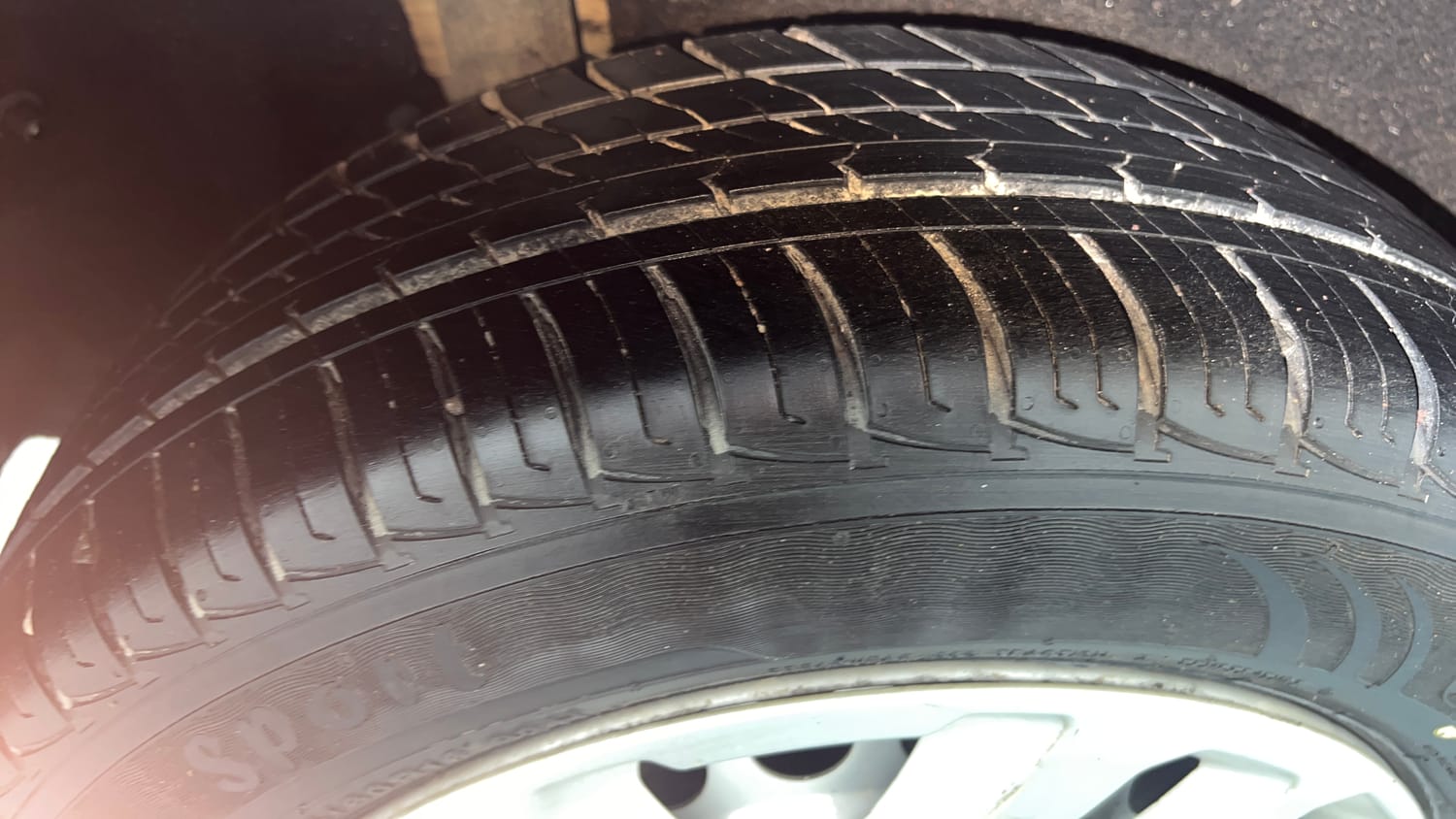 Used 2017 Maruti Suzuki Vitara Brezza LDi (O) Diesel Manual tyres RIGHT REAR TYRE TREAD VIEW