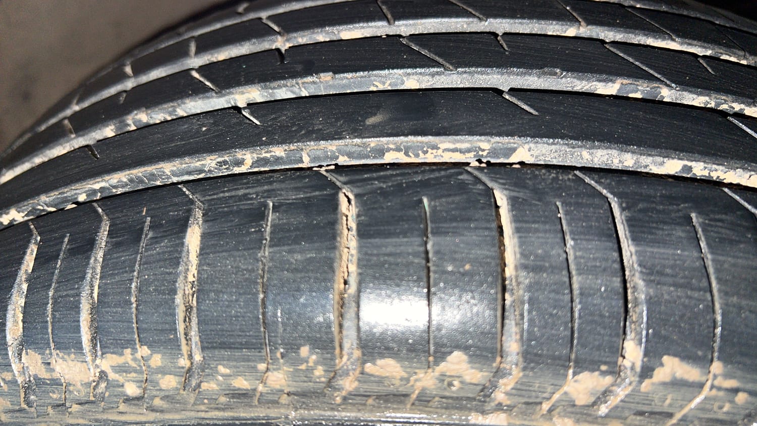 Used 2022 Maruti Suzuki New Ertiga VXi Petrol Manual tyres RIGHT FRONT TYRE TREAD VIEW