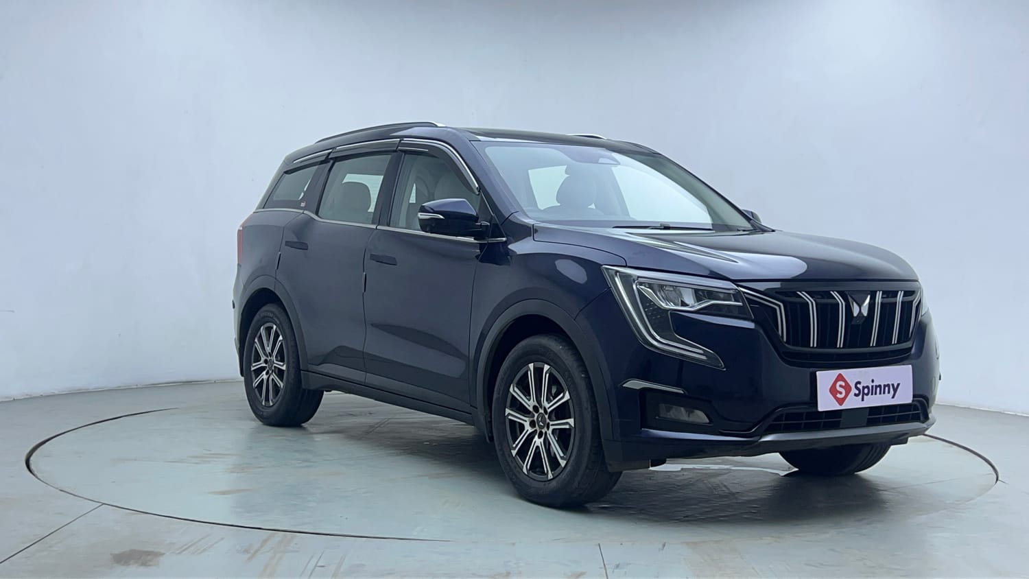 Used 2021 Mahindra XUV700 AX 7 Petrol AT Luxury Pack 7 STR Petrol Automatic exterior RIGHT FRONT CORNER VIEW