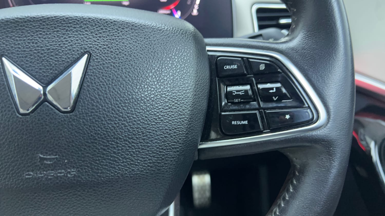 Used 2021 Mahindra XUV700 AX 7 Petrol AT Luxury Pack 7 STR Petrol Automatic top_features Cruise control