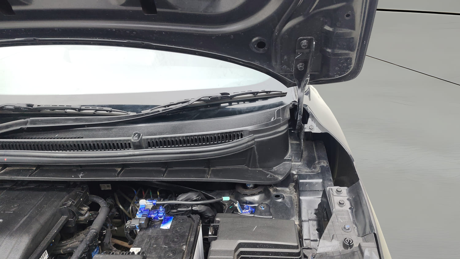 Used 2025 Hyundai Exter SX (O) Connect 1.2 AMT Knight Edition Petrol Automatic engine ENGINE LEFT SIDE HINGE & APRON VIEW