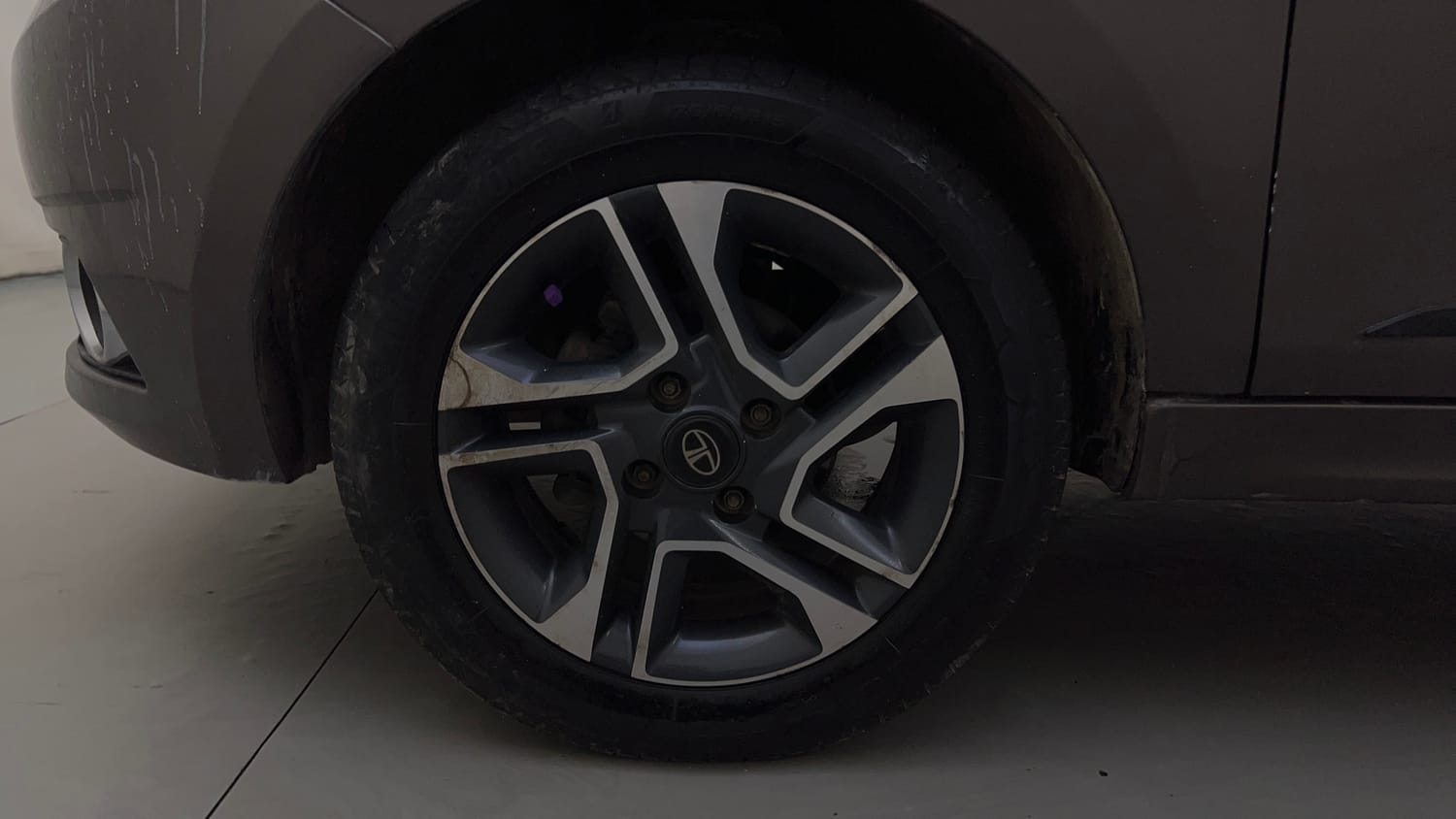 Used 2018 Tata Tigor Revotron XZA Petrol Automatic tyres LEFT FRONT TYRE RIM VIEW