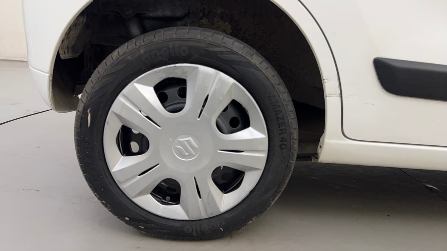 Used 2016 Maruti Suzuki Wagon R 1.0 VXI AMT Petrol Automatic tyres RIGHT REAR TYRE RIM VIEW