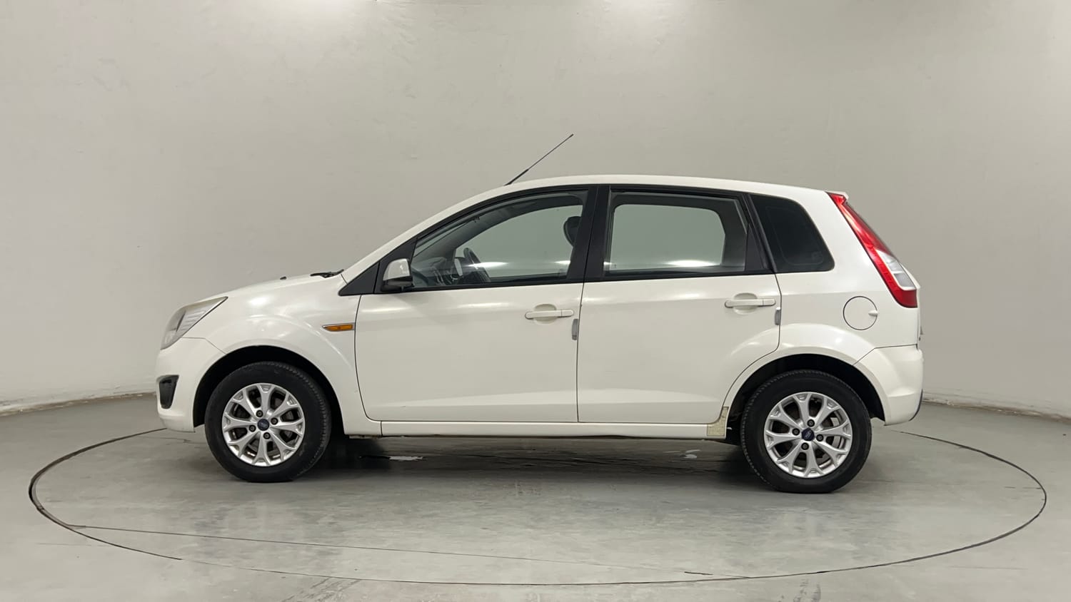 Used 2013 Ford Figo Duratec Petrol Titanium 1.2 Petrol Manual exterior LEFT SIDE VIEW