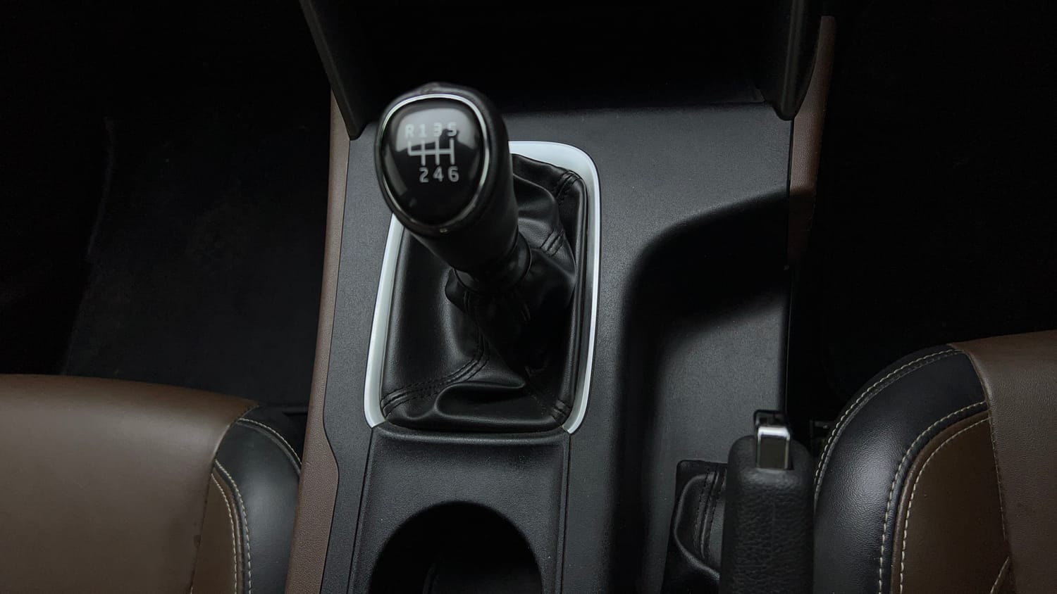 Used 2023 Mahindra Scorpio N Z8 L Petrol MT 7 STR Petrol Manual interior GEAR  KNOB VIEW