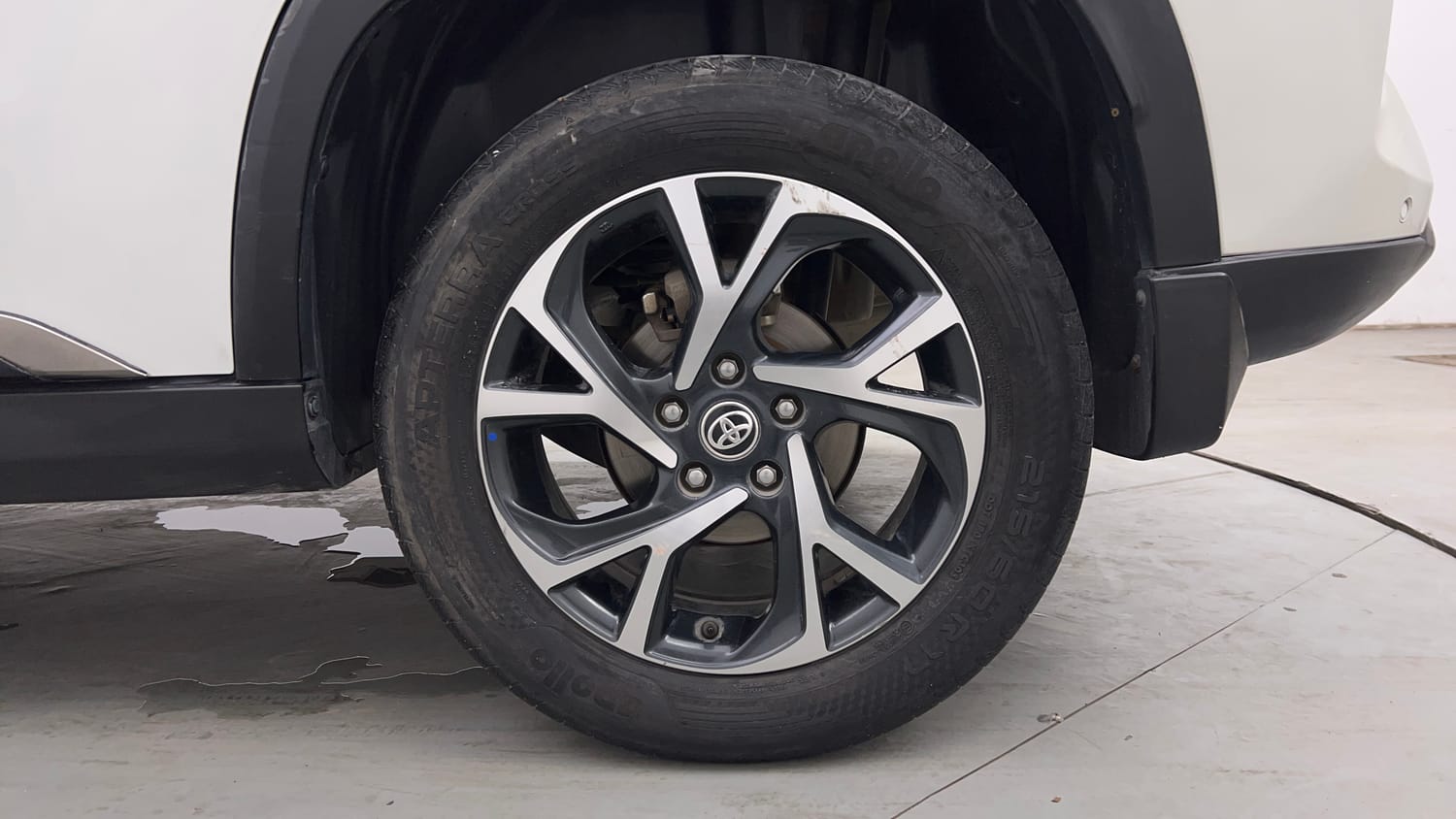 Used 2024 Toyota Urban Cruiser Hyryder G AT NeoDrive Petrol Automatic tyres LEFT REAR TYRE RIM VIEW