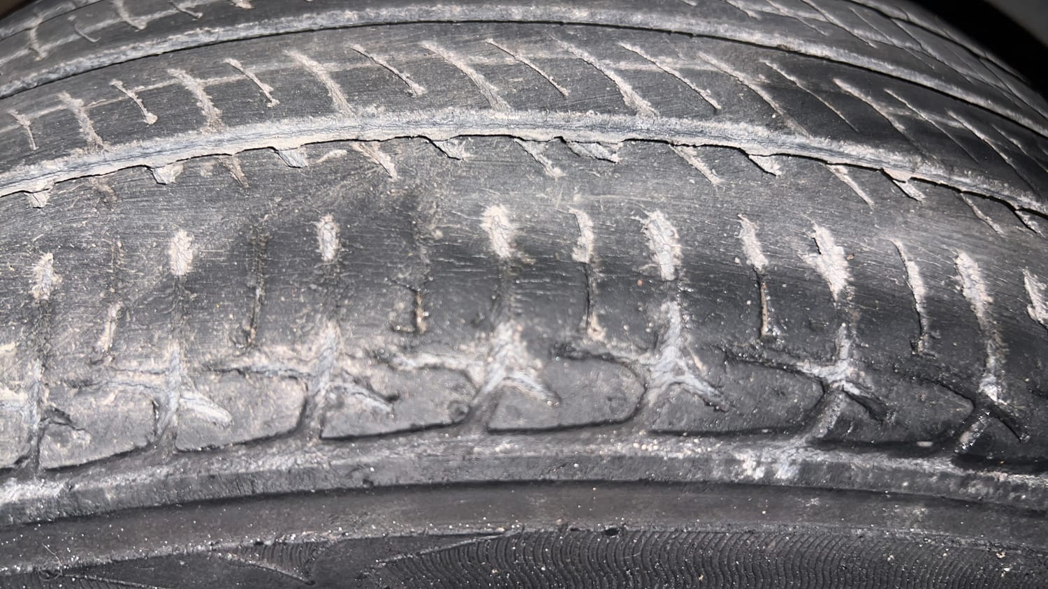 Used 2016 Volkswagen Ameo Highline1.2L (P) Petrol Manual tyres RIGHT FRONT TYRE TREAD VIEW