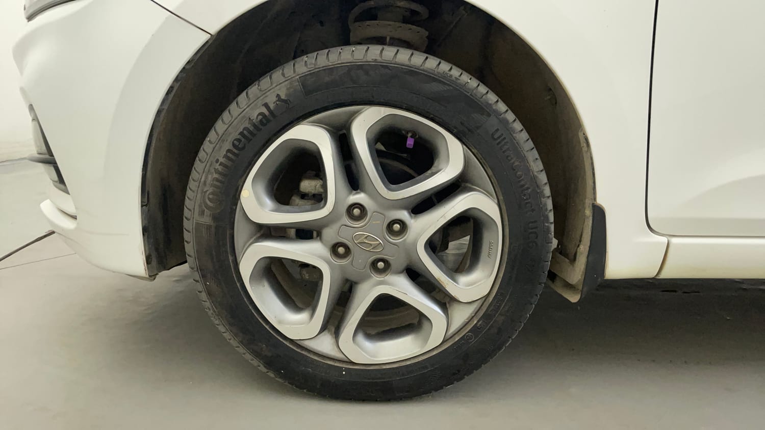 Used 2019 Hyundai Elite i20 Sportz Plus 1.2 Dual Tone Petrol Manual tyres LEFT FRONT TYRE RIM VIEW