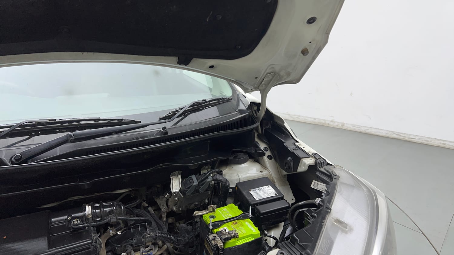 Used 2023 Maruti Suzuki XL6 Zeta MT CNG Cng Manual engine ENGINE LEFT SIDE HINGE & APRON VIEW