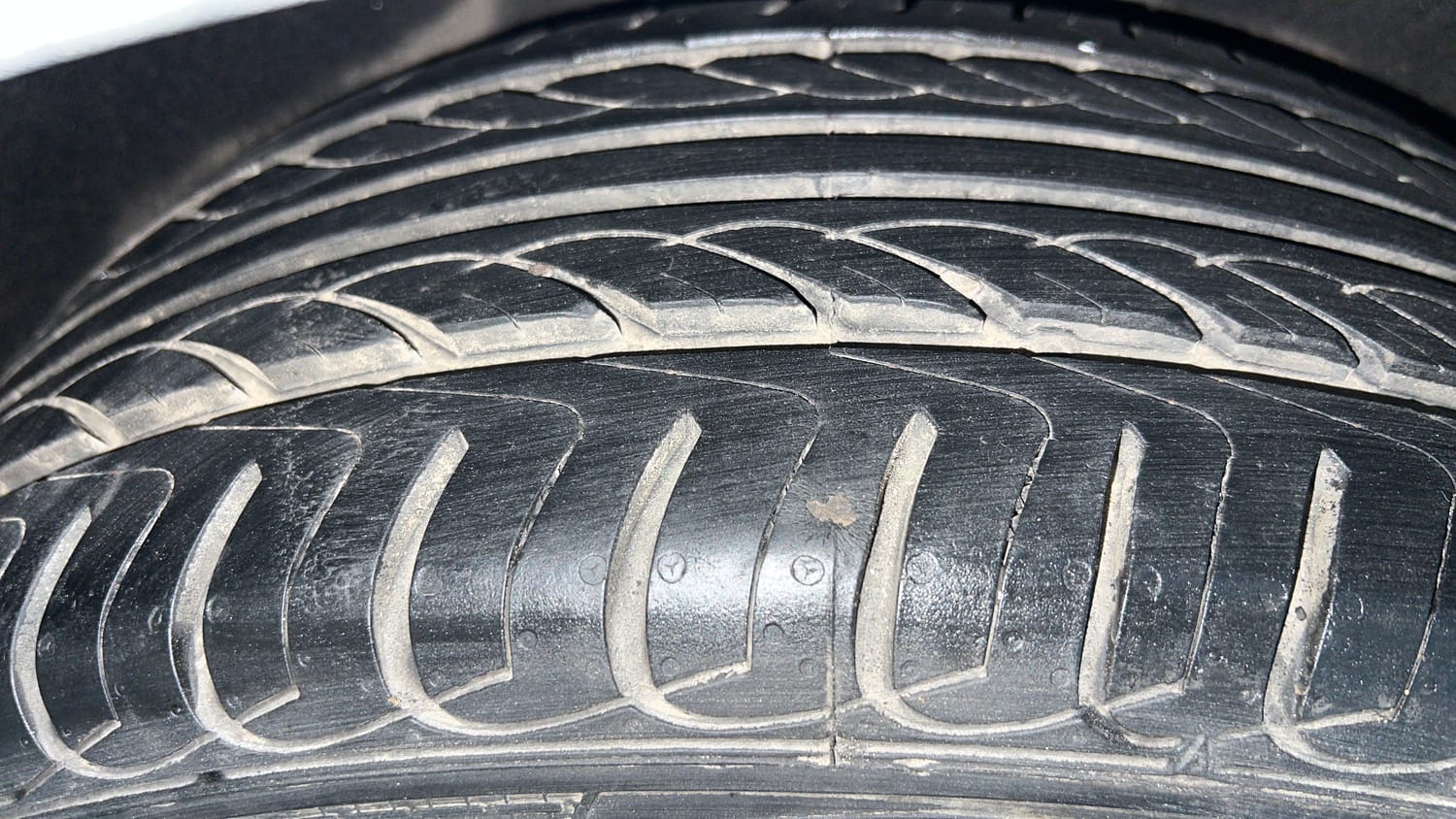 Used 2019 Ford EcoSport Titanium + 1.5L Ti-VCT AT Petrol Automatic tyres RIGHT REAR TYRE TREAD VIEW