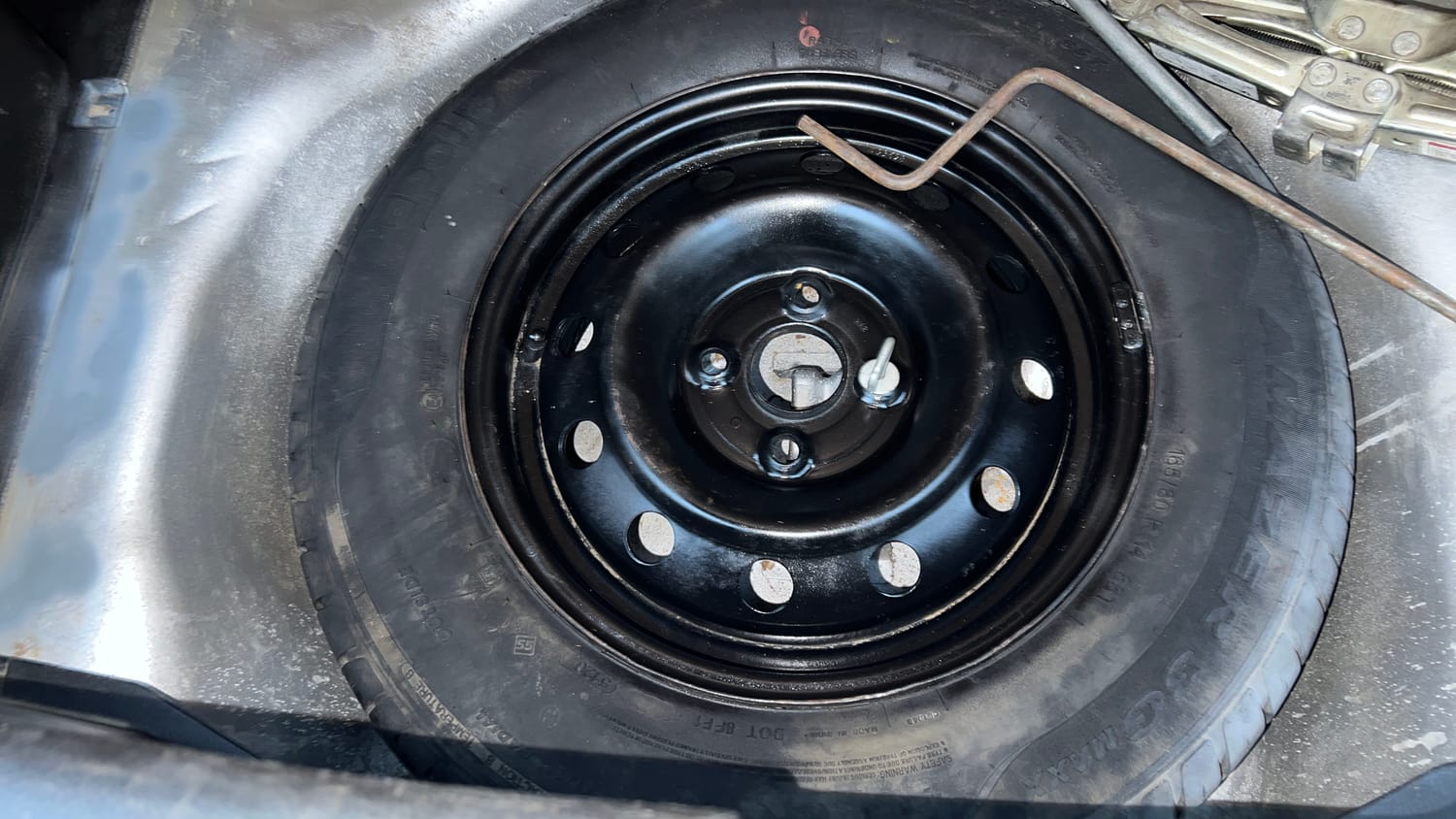 Used 2015 Maruti Suzuki Swift VXi Petrol Manual tyres SPARE TYRE VIEW