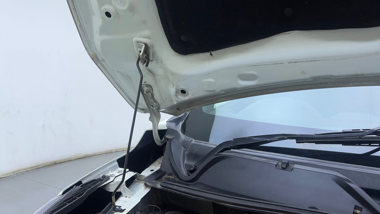 Used 2021 Nissan Magnite XV Premium Turbo CVT Petrol Automatic engine ENGINE RIGHT SIDE HINGE & APRON VIEW