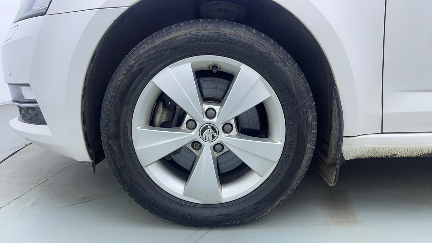 Used 2019 Skoda Octavia 1.8 TSI Style AT Petrol Automatic tyres LEFT FRONT TYRE RIM VIEW