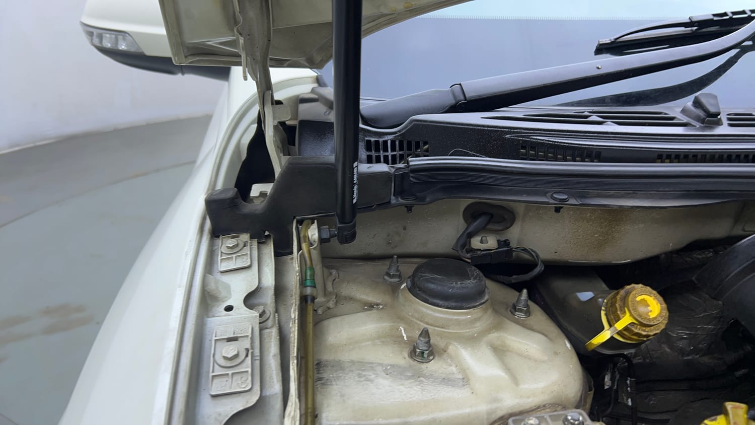 Used 2016 Mahindra XUV500 W10 AT Diesel Automatic engine ENGINE RIGHT SIDE HINGE & APRON VIEW