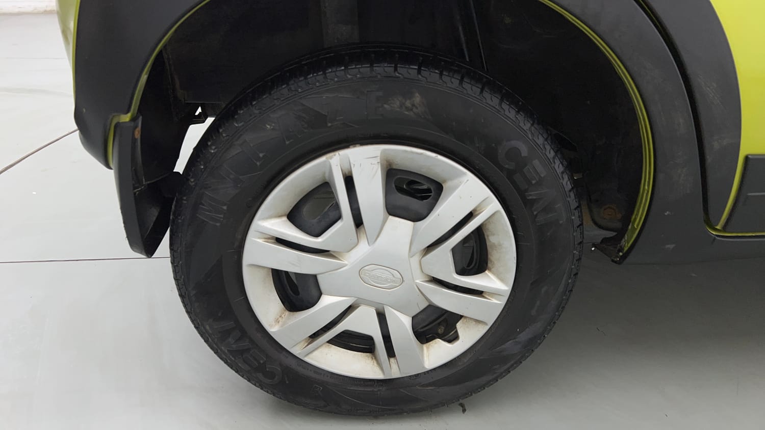 Used 2017 Datsun Redi-GO S Petrol Manual tyres RIGHT REAR TYRE RIM VIEW