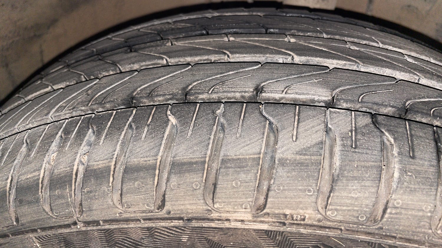 Used 2019 Hyundai Elite i20 Sportz Plus 1.2 Dual Tone Petrol Manual tyres RIGHT FRONT TYRE TREAD VIEW