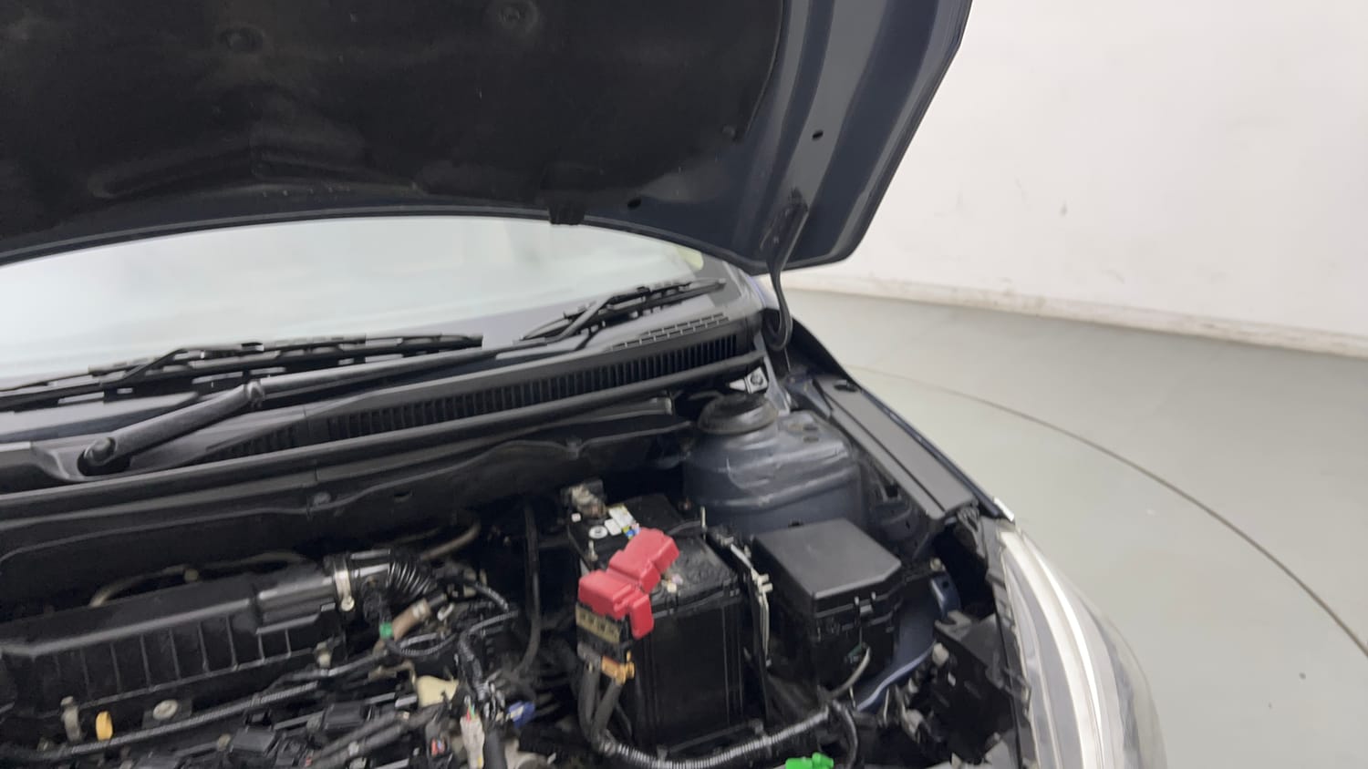 Used 2018 Maruti Suzuki Ciaz Alpha Hybrid 1.5 Petrol Manual engine ENGINE LEFT SIDE HINGE & APRON VIEW
