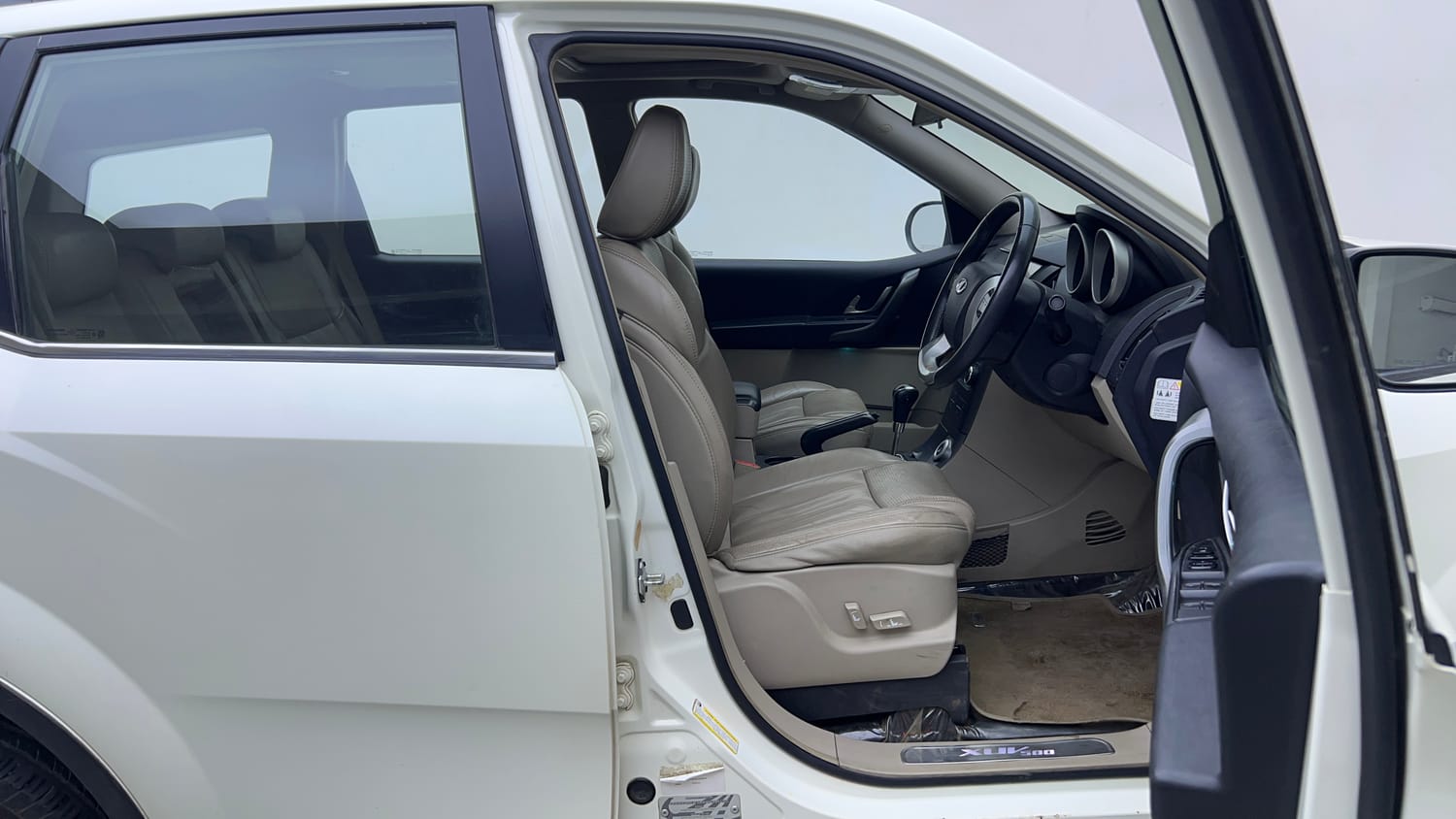 Used 2016 Mahindra XUV500 W10 AT Diesel Automatic interior RIGHT SIDE FRONT DOOR CABIN VIEW