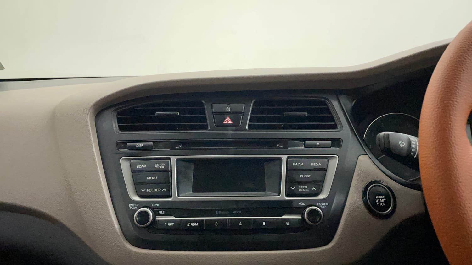 Used 2015 Hyundai Elite i20 Sportz 1.2 (O) Petrol Manual top_features Integrated (in-dash) music system
