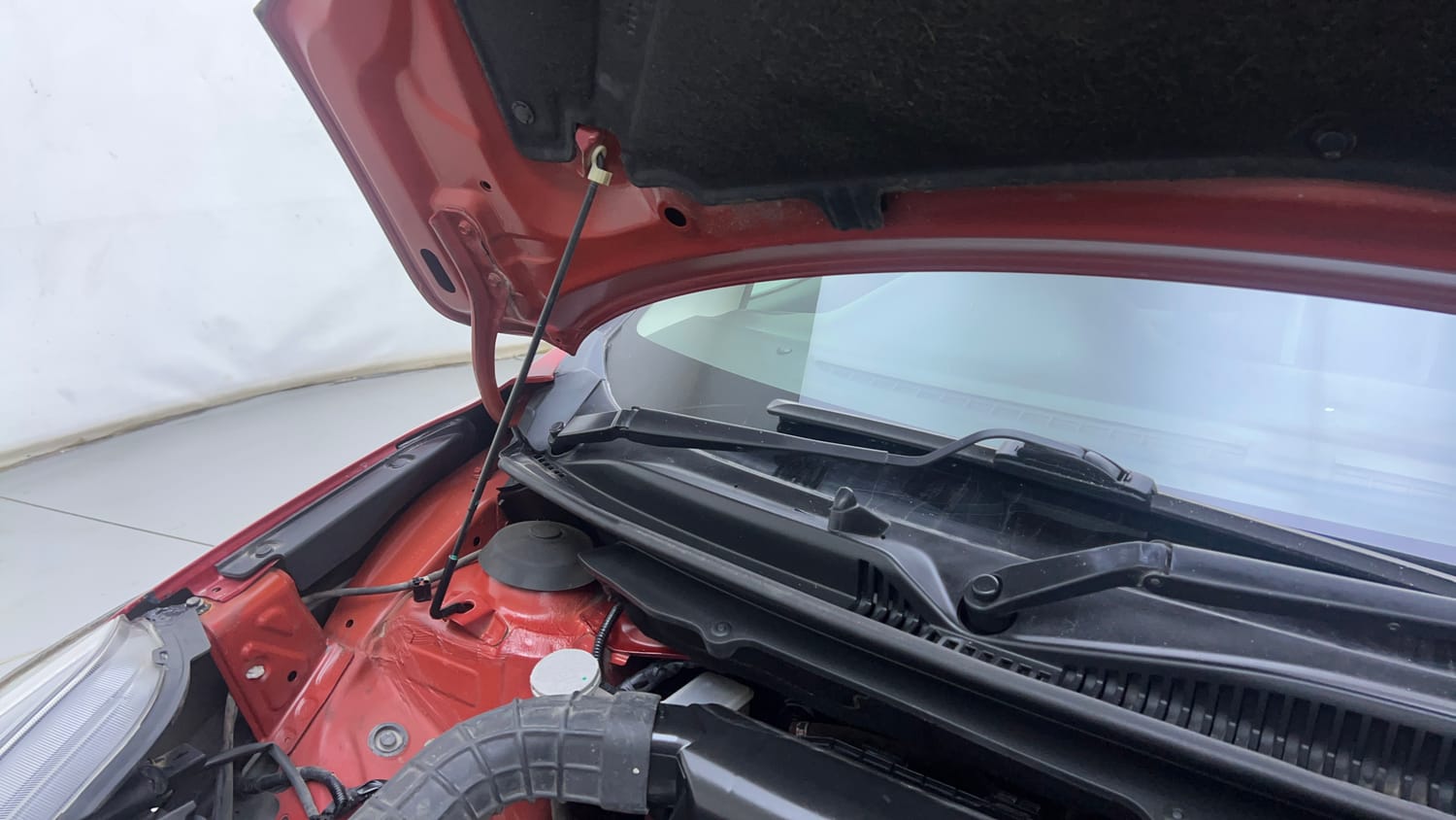 Used 2021 Maruti Suzuki Baleno Zeta Petrol Manual engine ENGINE RIGHT SIDE HINGE & APRON VIEW