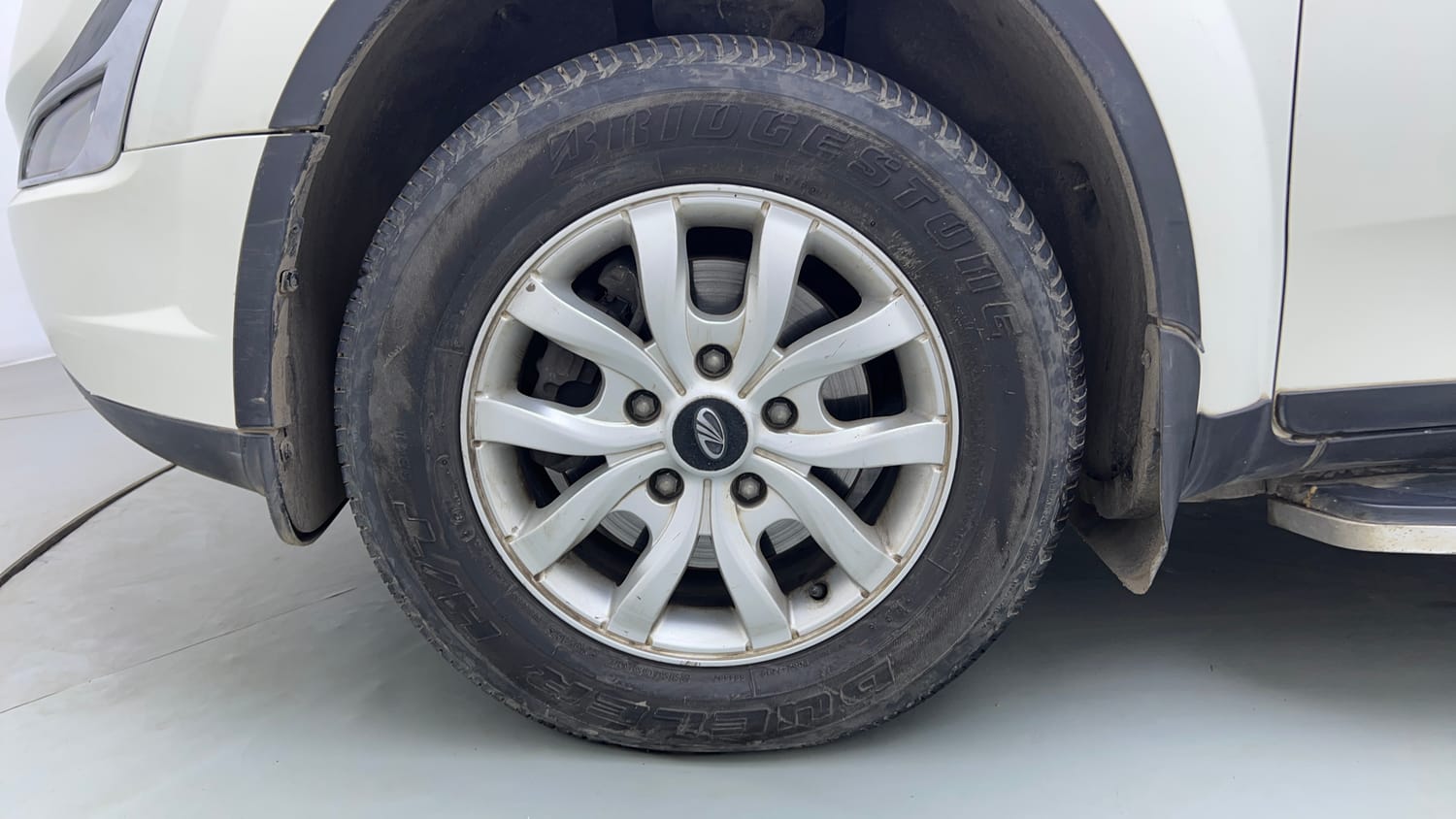 Used 2016 Mahindra XUV500 W10 AT Diesel Automatic tyres LEFT FRONT TYRE RIM VIEW