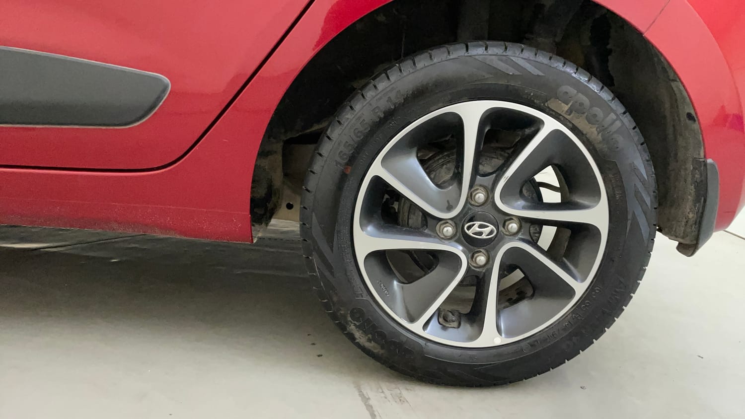 Used 2018 Hyundai Grand i10 Asta 1.2 Kappa VTVT Petrol Manual tyres LEFT REAR TYRE RIM VIEW