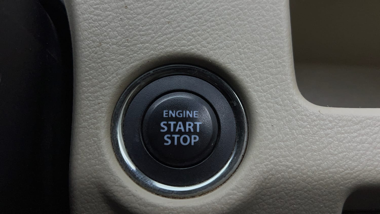 Used 2019 Maruti Suzuki Ciaz Alpha Hybrid 1.5 Petrol Manual top_features Keyless start
