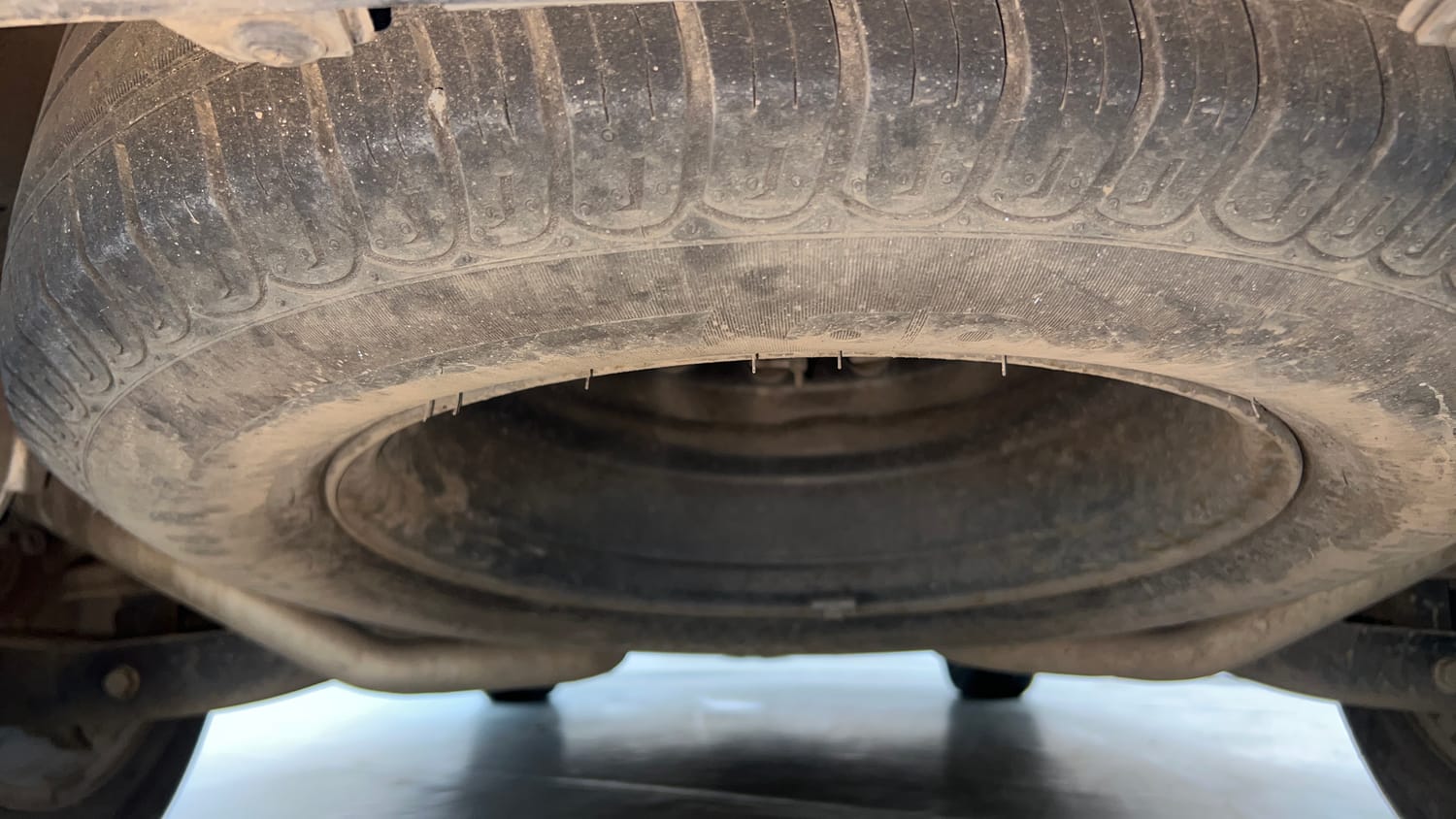Used 2016 Mahindra XUV500 W10 AT Diesel Automatic tyres SPARE TYRE VIEW