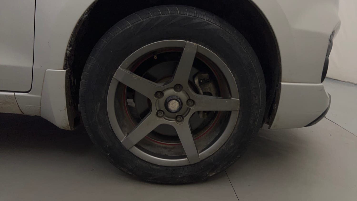 Used 2017 Maruti Suzuki Ertiga VXI AT Petrol Automatic tyres RIGHT FRONT TYRE RIM VIEW