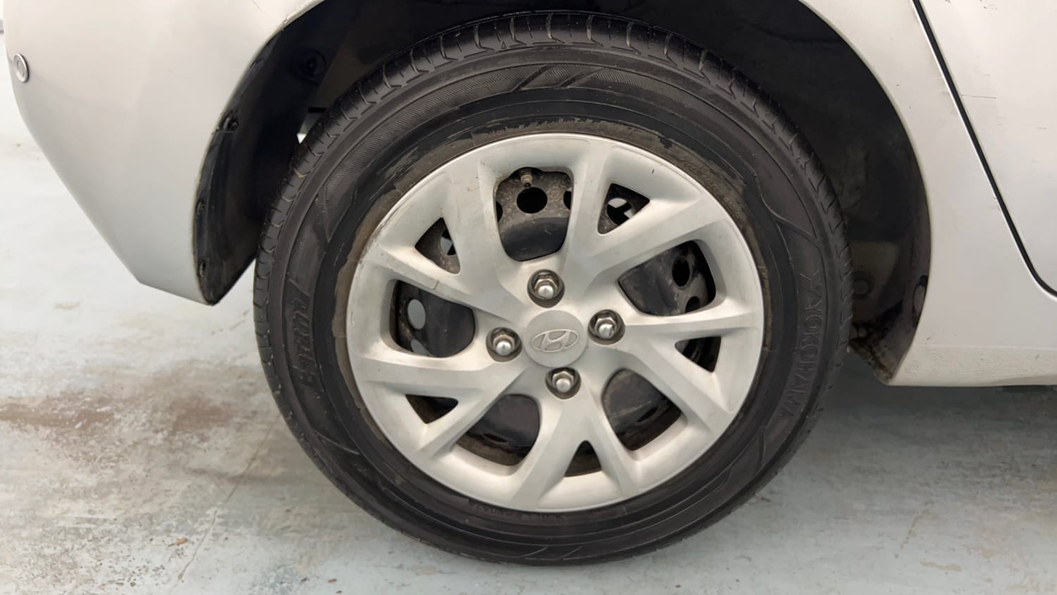 Used 2017 Hyundai Grand i10 Sportz 1.2 Kappa VTVT Petrol Manual tyres RIGHT REAR TYRE RIM VIEW