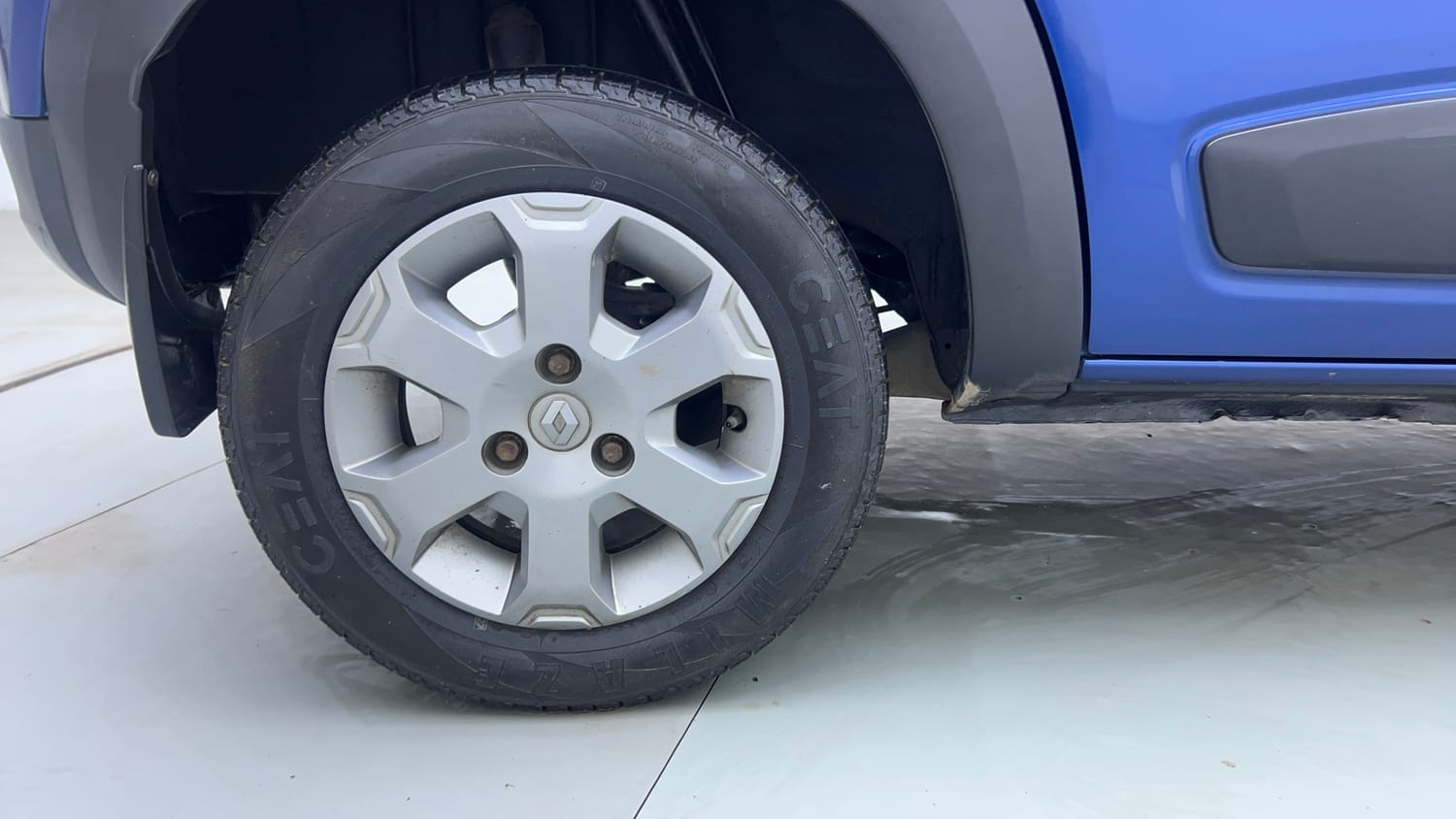 Used 2017 Renault Kwid CLIMBER 1.0 AMT Petrol Automatic tyres RIGHT REAR TYRE RIM VIEW