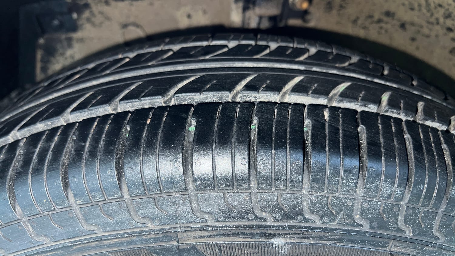 Used 2015 Maruti Suzuki Swift Lxi (O) Petrol Manual tyres LEFT FRONT TYRE TREAD VIEW