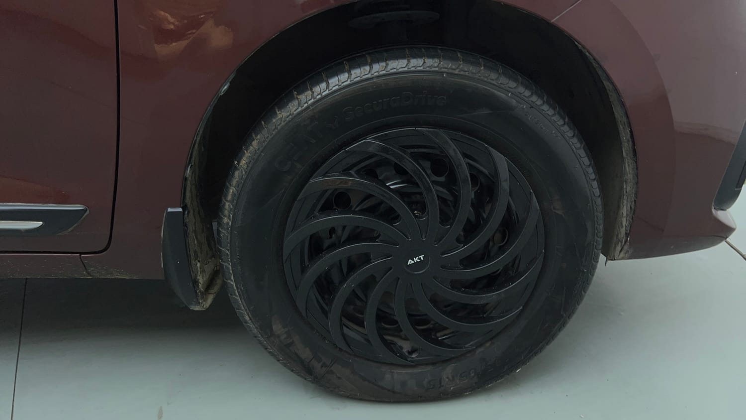 Used 2022 Maruti Suzuki New Ertiga VXi Petrol Manual tyres RIGHT FRONT TYRE RIM VIEW