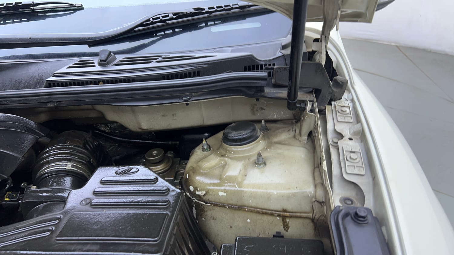 Used 2016 Mahindra XUV500 W10 AT Diesel Automatic engine ENGINE LEFT SIDE HINGE & APRON VIEW