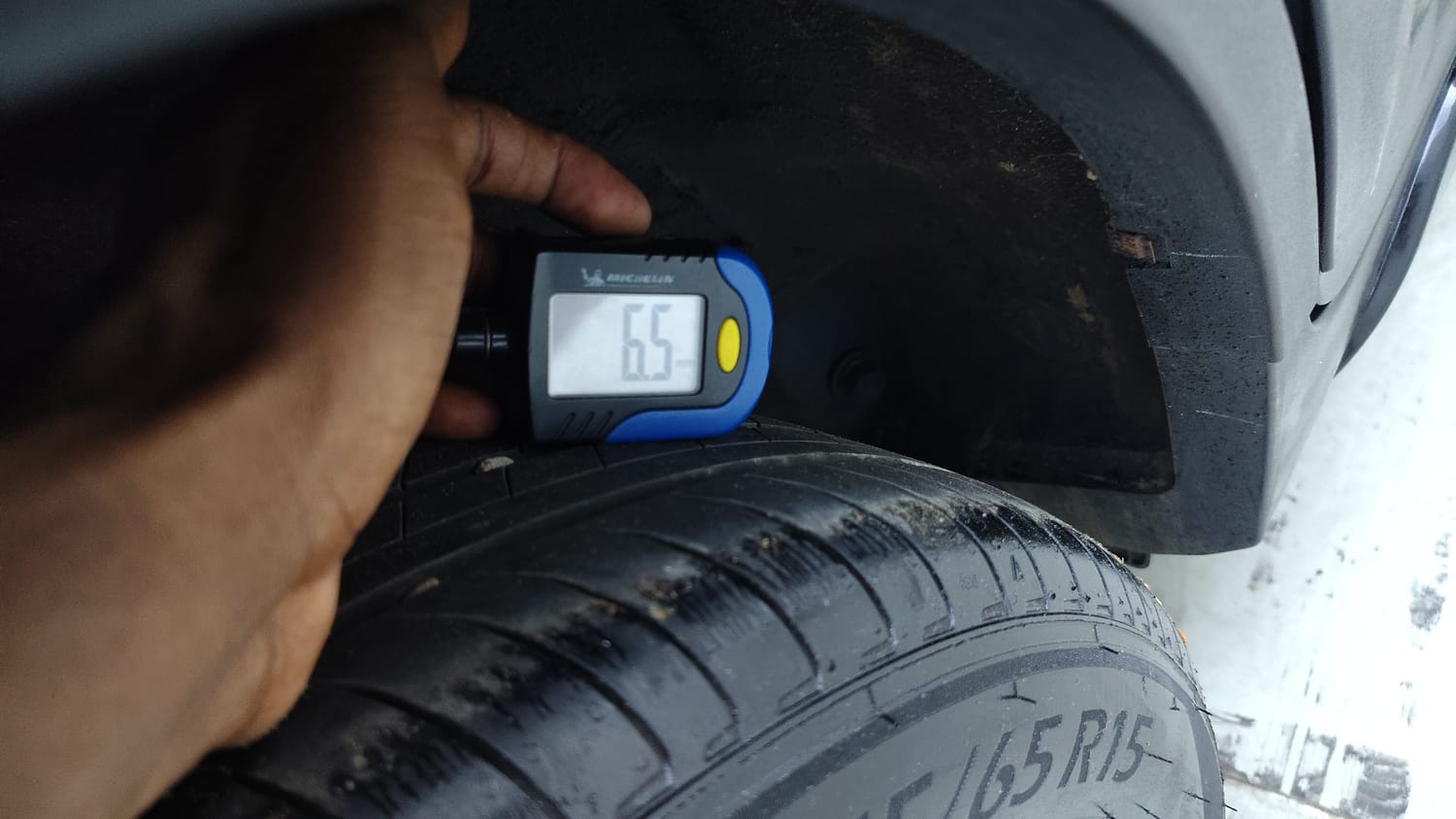 Used 2025 Hyundai Exter SX (O) Connect 1.2 AMT Knight Edition Petrol Automatic tyres RIGHT REAR TYRE TREAD VIEW