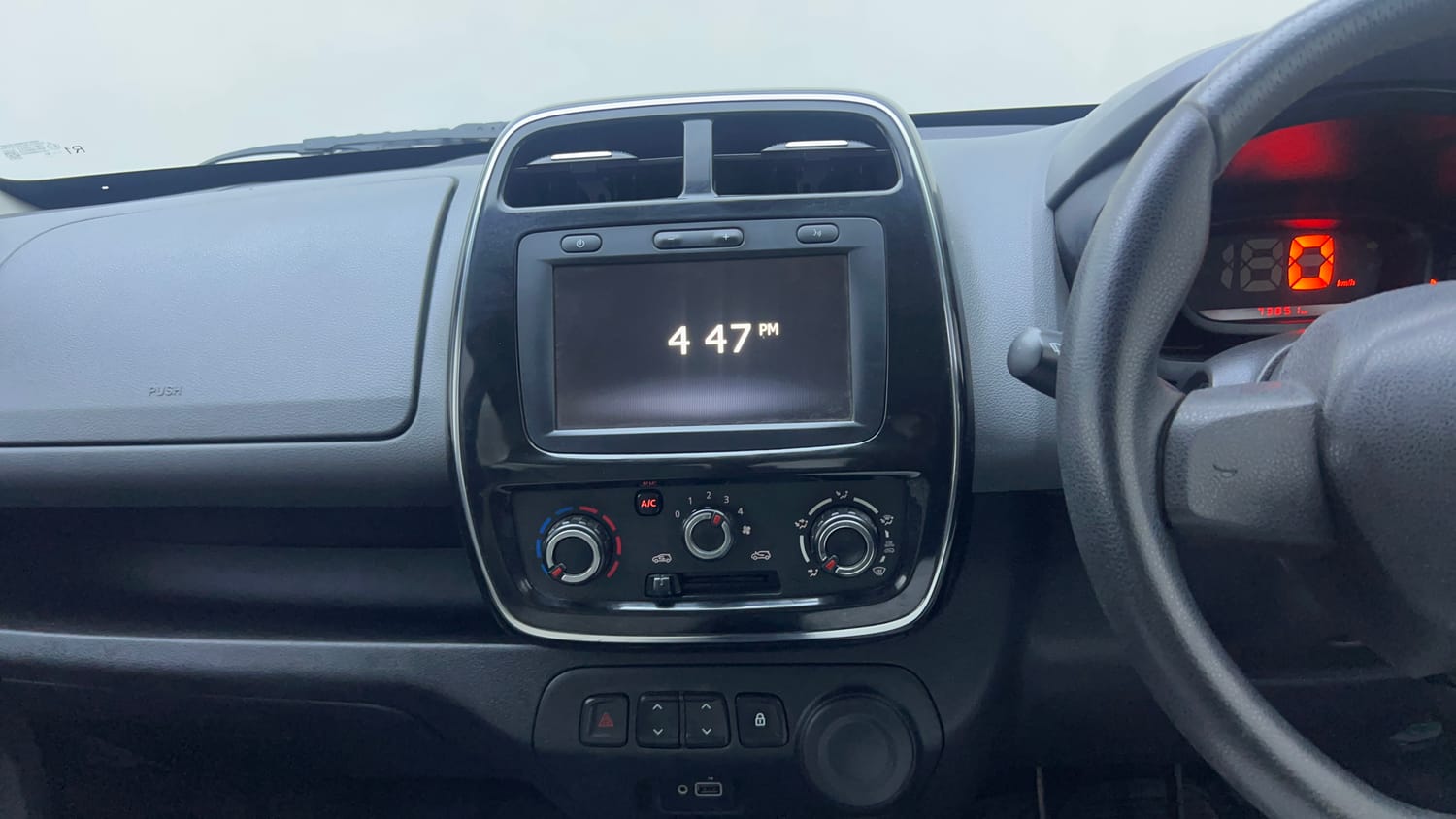Used 2019 Renault Kwid RXT Opt Petrol Manual interior MUSIC SYSTEM & AC CONTROL VIEW